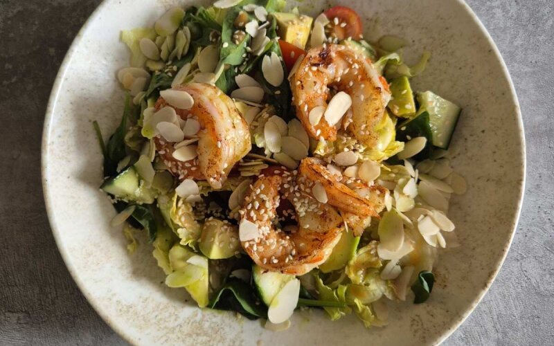 Салат с креветками и жареным миндалем