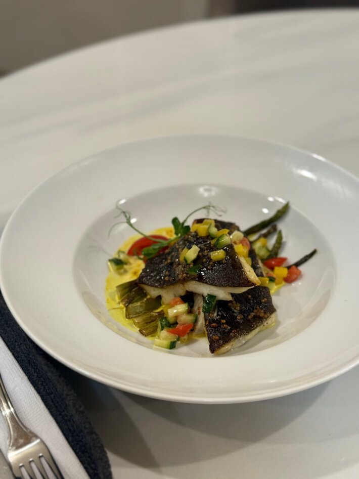 Палтус с сальсой и спаржей