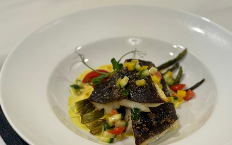 Палтус с сальсой и спаржей