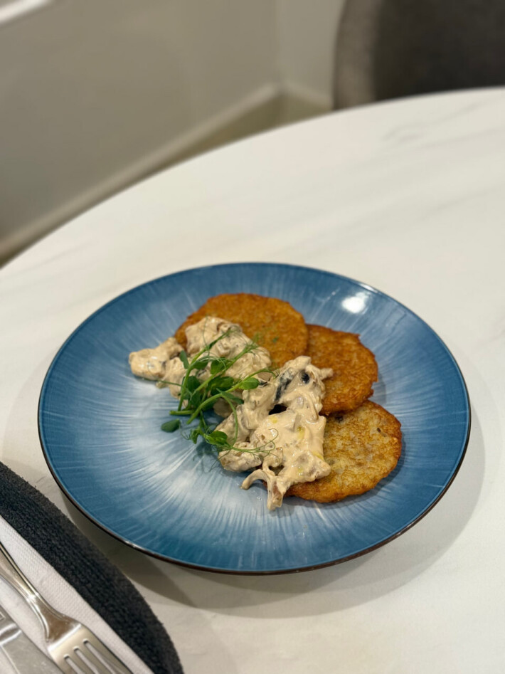 Драники с грибным соусом