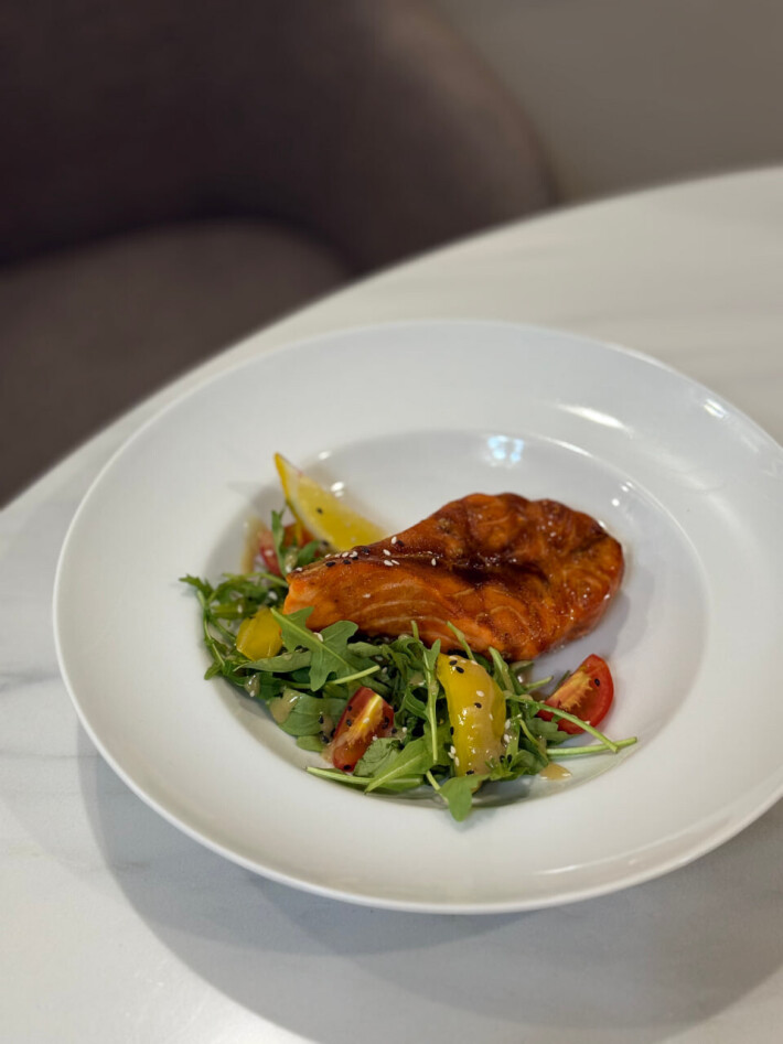 Стейк из лосоя на овощной подушке