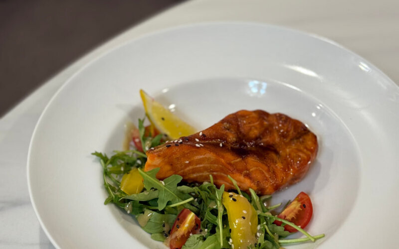 Стейк из лосоя на овощной подушке