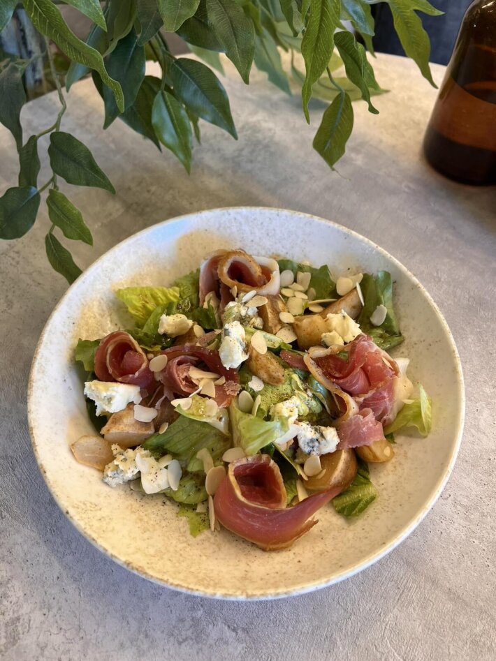 Салат с прошутто и грушей