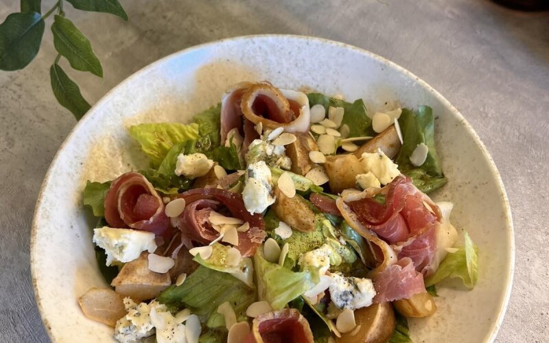 Салат с прошутто и грушей