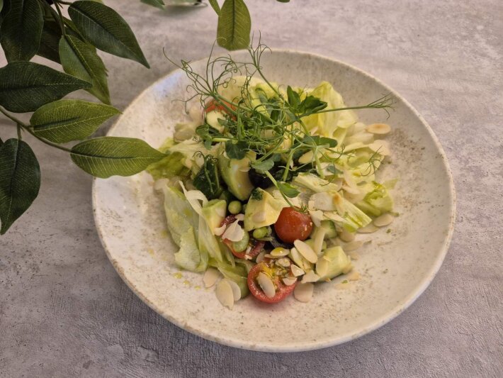 Зеленый салат с авокадо и эдамаме