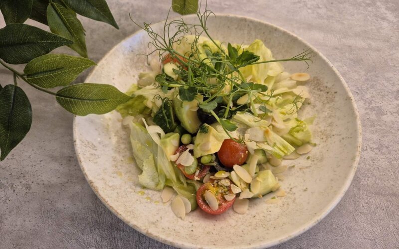 Зеленый салат с авокадо и эдамаме