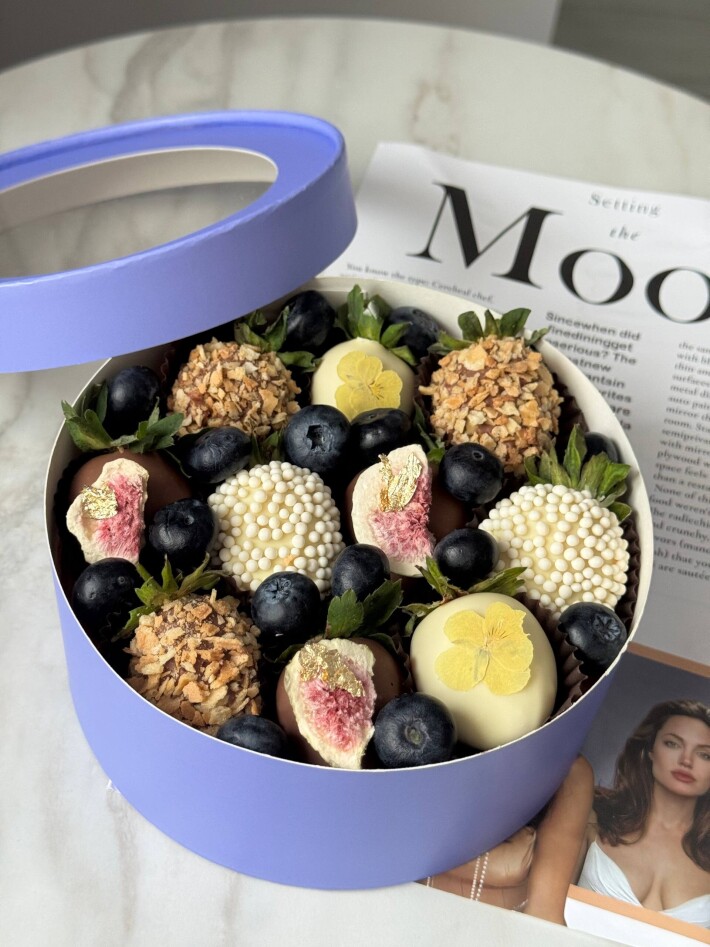 Бокс с клубникой в шоколаде и голубикой