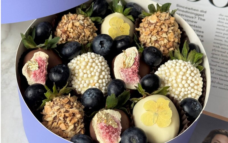 Бокс с клубникой в шоколаде и голубикой