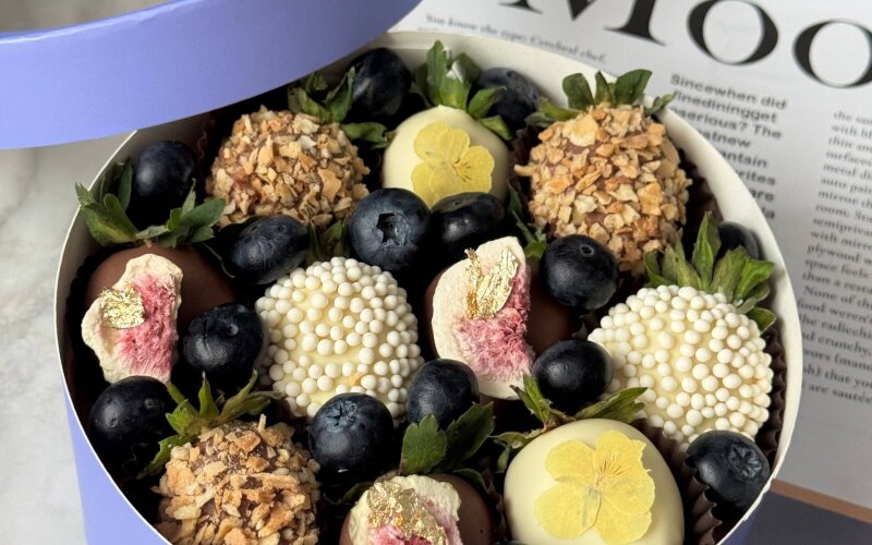 Бокс с клубникой в шоколаде и голубикой