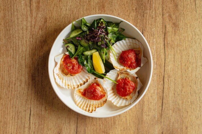 Гребешок в ракушке под томатным соусом со свежим салатом