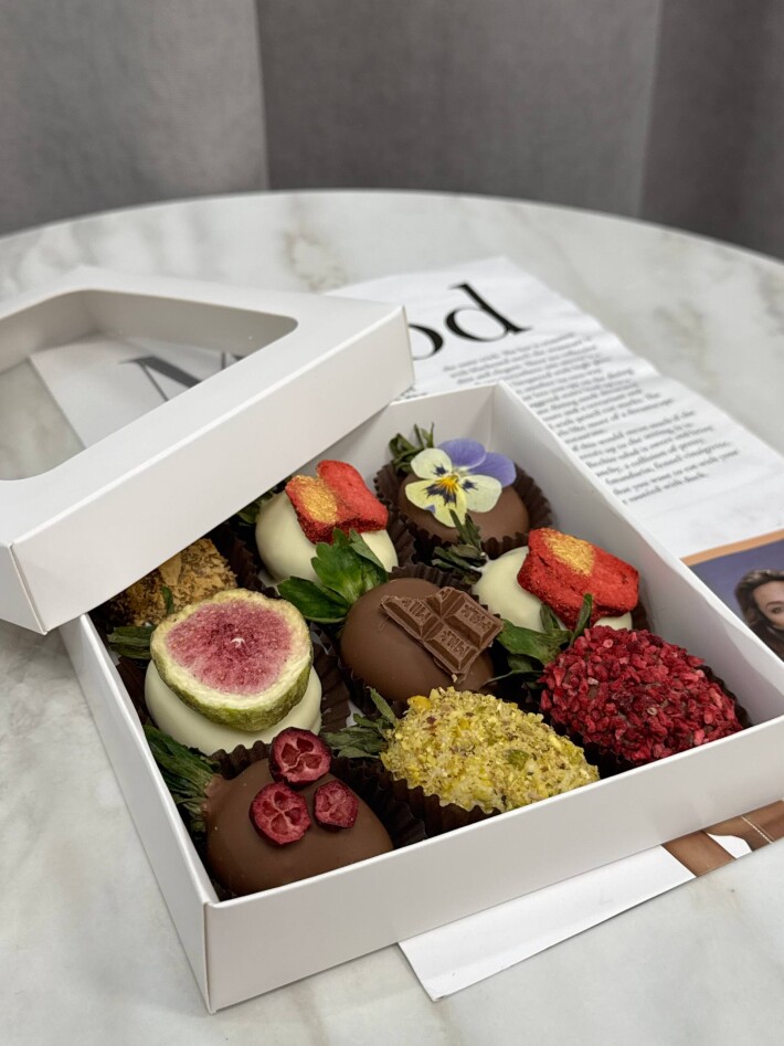 Набор из 9 ягод клубники в шоколаде