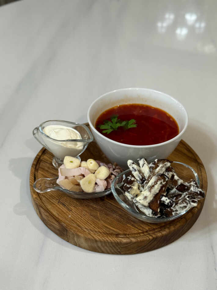 Борщ с салом и чесночными гренками