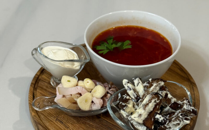 Борщ с салом и чесночными гренками