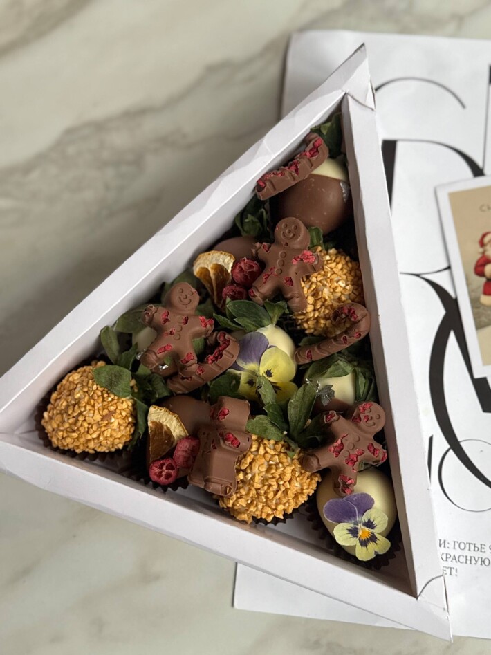 Новогодний бокс с клубникой в шоколаде