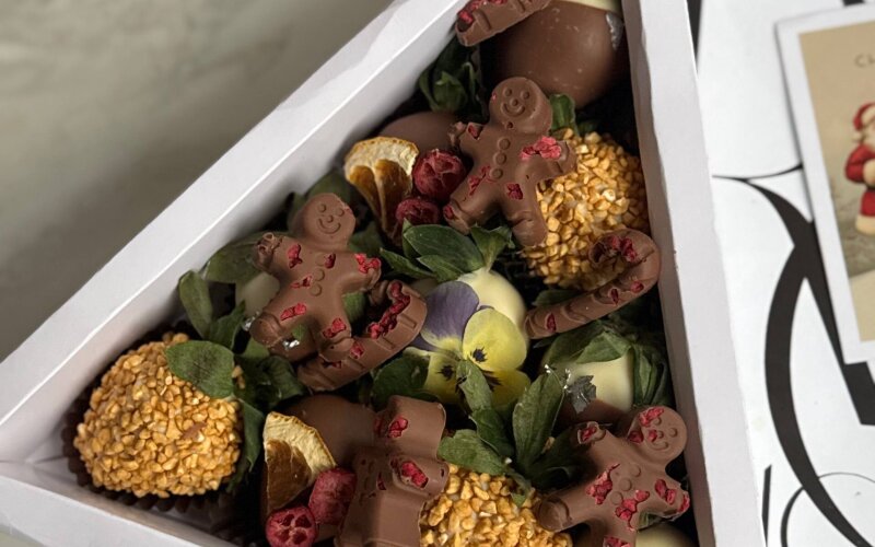 Новогодний бокс с клубникой в шоколаде