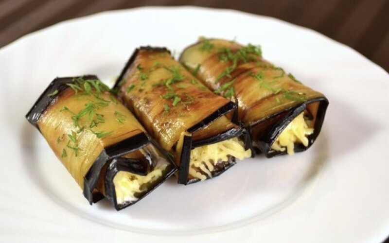 Рулетики из баклажанов с сыром