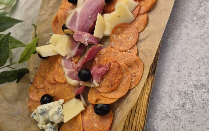 Итальянское ассорти колбасок и сыров