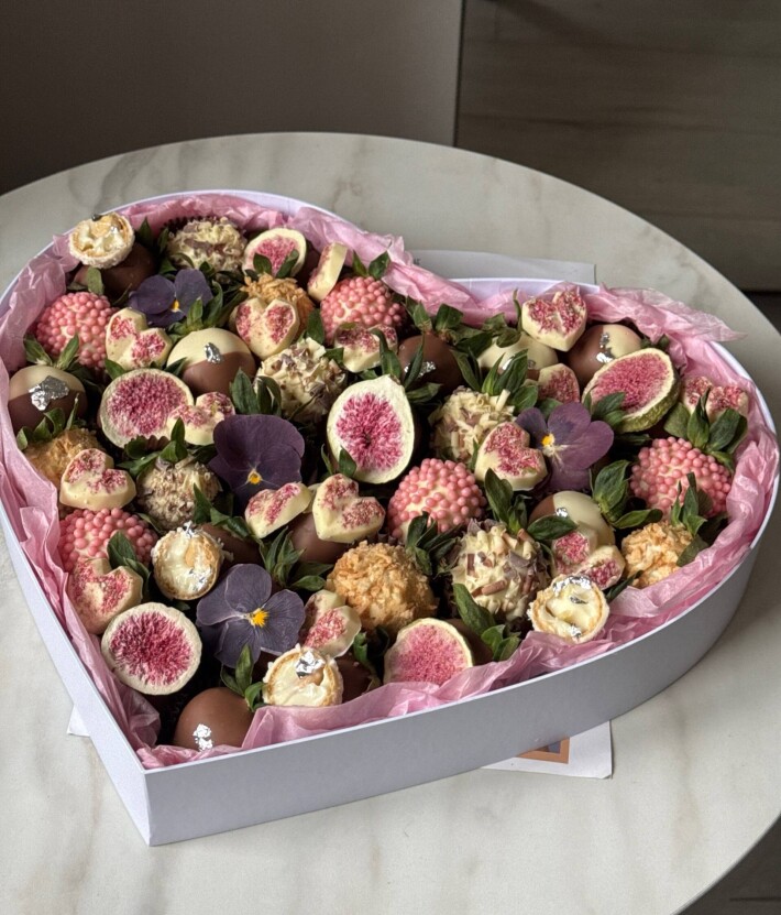 Набор «Сердце» с клубникой в шоколаде