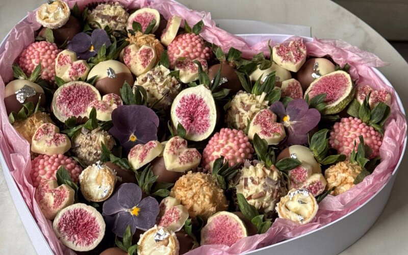 Набор «Сердце» с клубникой в шоколаде