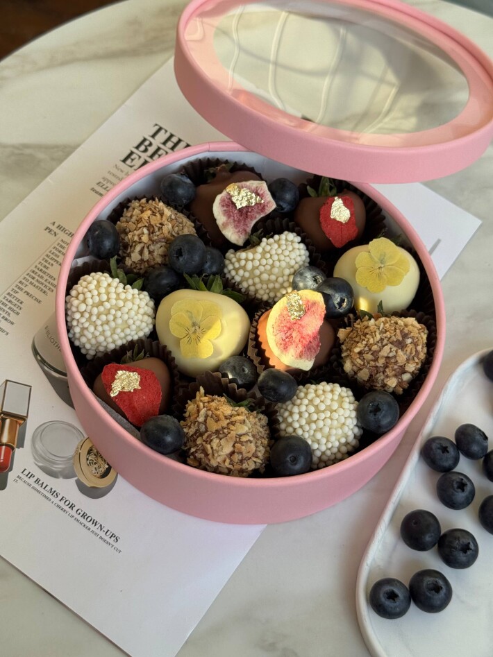 Розовый бокс с клубникой и голубикой в шоколаде