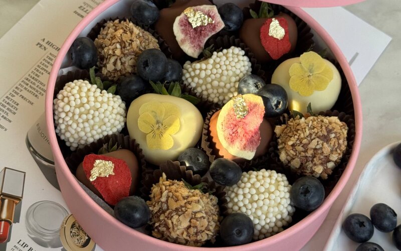 Розовый бокс с клубникой и голубикой в шоколаде