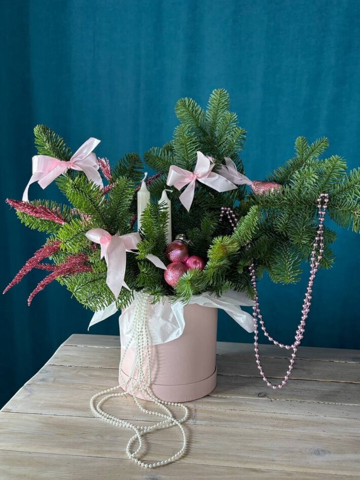 Новогодняя композиция в шляпной коробке с ароматным нобилисом и розовым декором