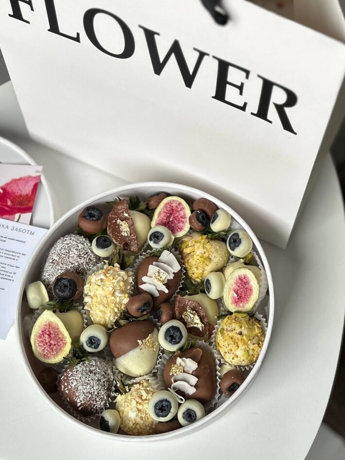 Бокс с клубникой и голубикой в шоколаде