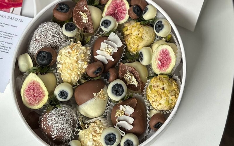 Бокс с клубникой и голубикой в шоколаде