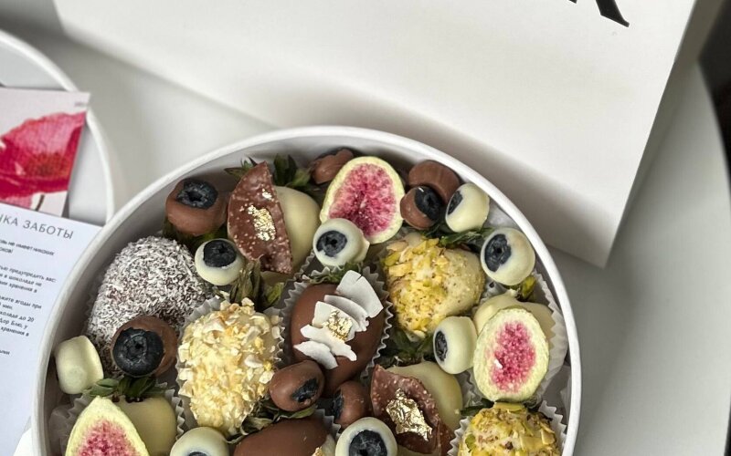 Бокс с клубникой и голубикой в шоколаде