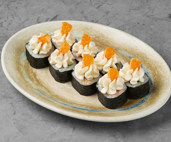 Ролл с лососем, креветкой и мандарином