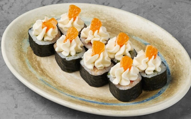 Ролл с лососем, креветкой и мандарином