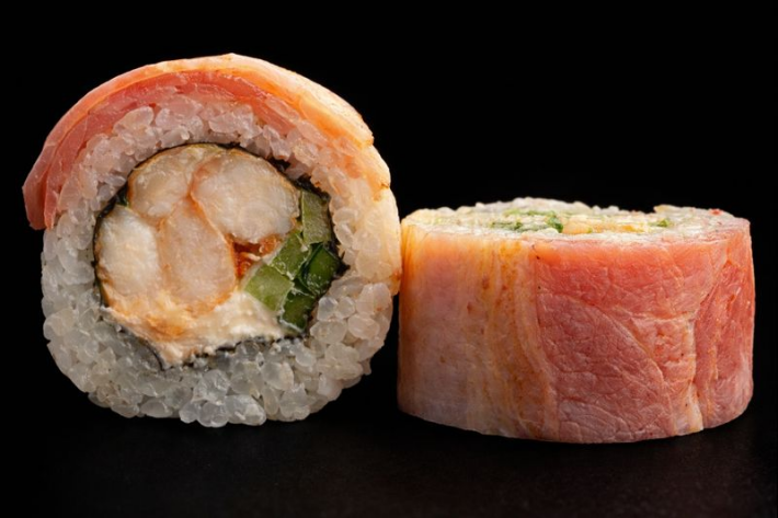 Ролл с креветкой в беконе