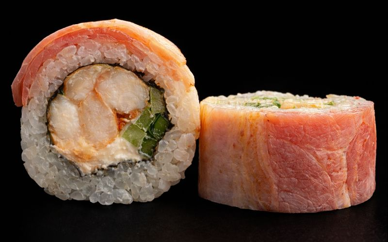 Ролл с креветкой в беконе