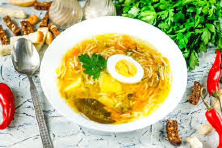 Куриный бульон с яйцом и вермишелью