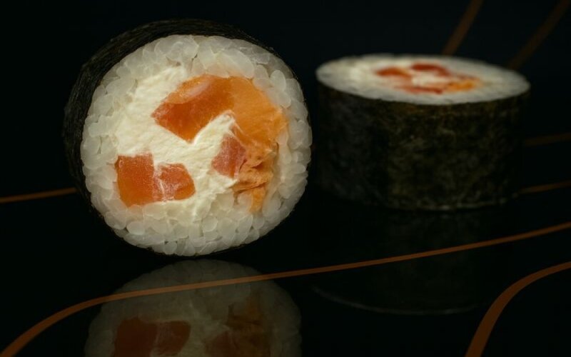 Футомак с жаренным лососем и томатом