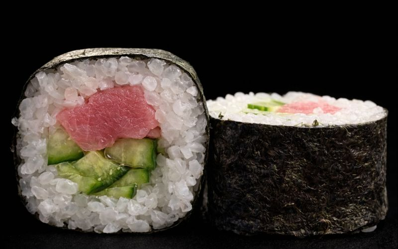 Маки с тунцом и огурцом без сыра