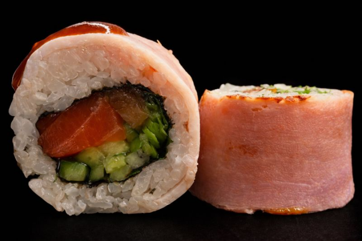 Ролл с форелью слабосолёной в беконе