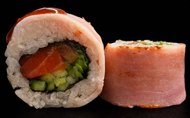 Ролл с форелью слабосолёной в беконе