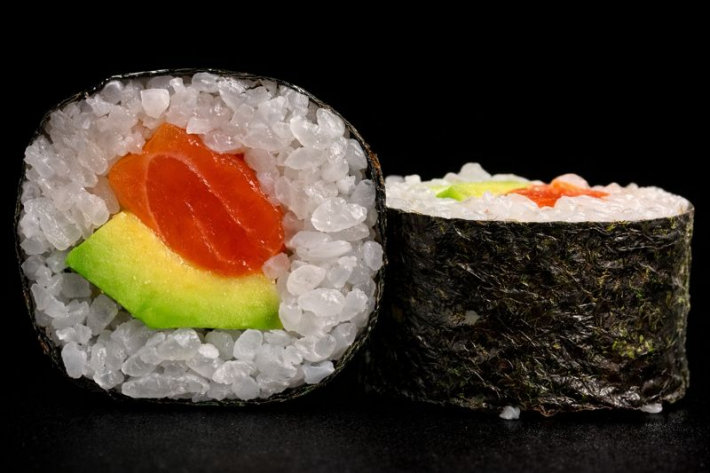 Маки с форелью и авокадо без сыра