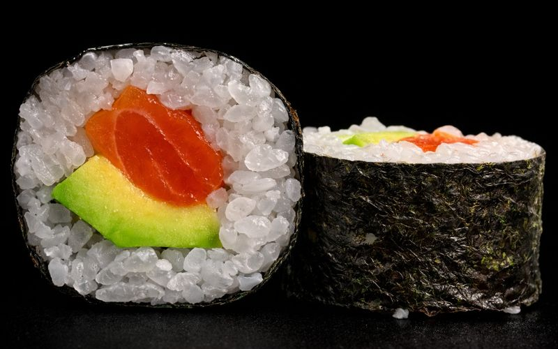 Маки с форелью и авокадо без сыра