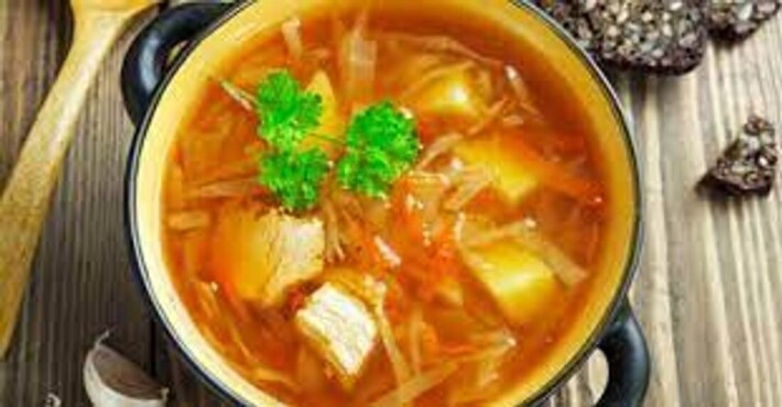 Щи со свежей капусты с мясом и сметаной