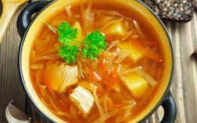 Щи со свежей капусты с мясом и сметаной