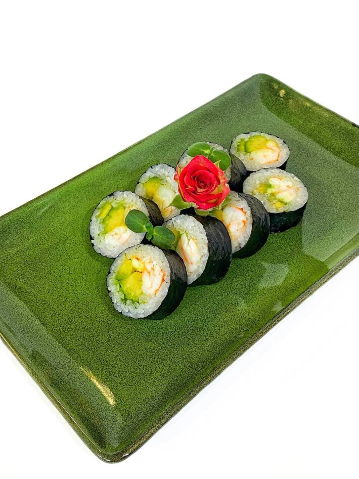 Ролл с креветкой и авокадо