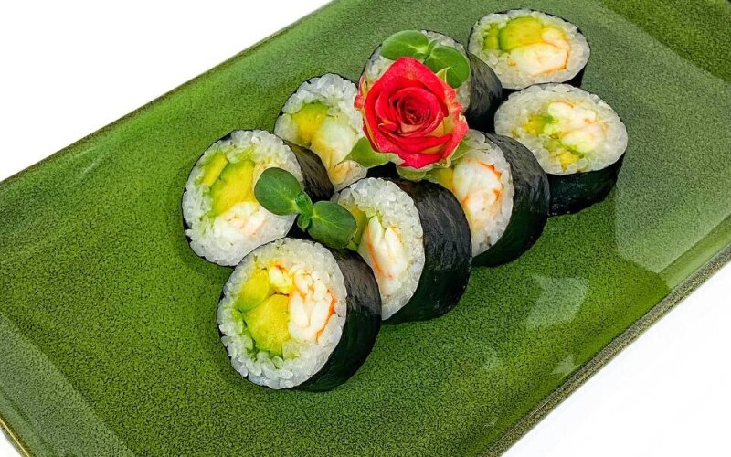 Ролл с креветкой и авокадо