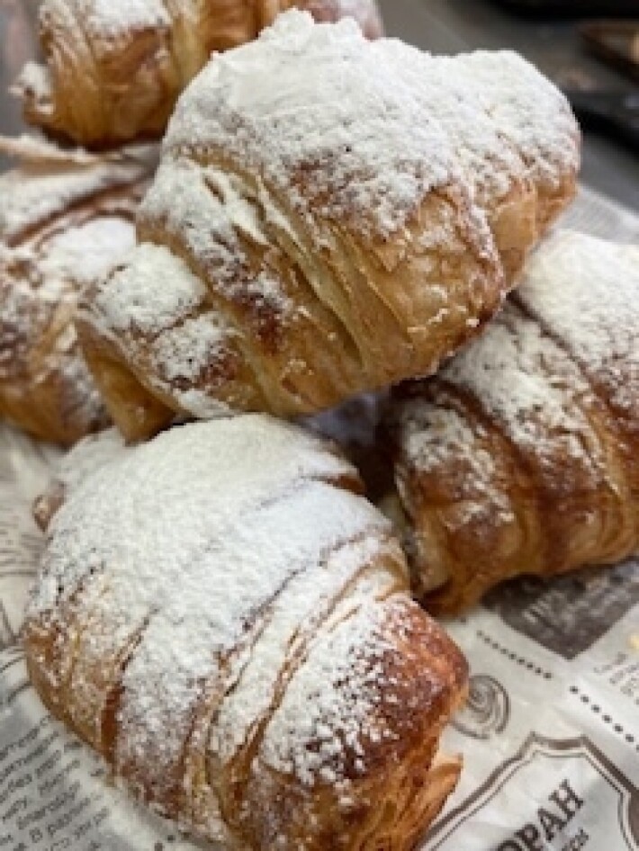 Круассан с начинкой шоколад/миндаль