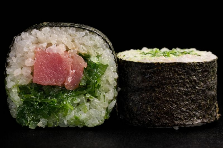 Маки с тунцом и чукой без сыра