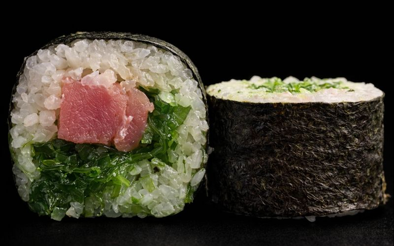 Маки с тунцом и чукой без сыра