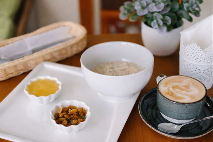 Каша овсяная с изюмом и корицей