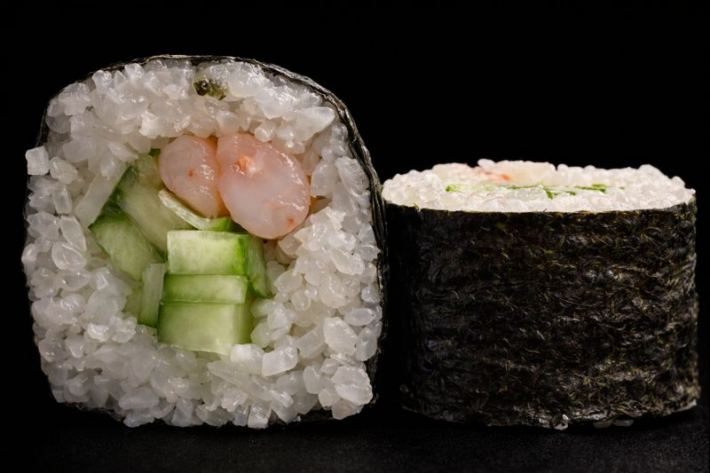 Маки с креветкой и огурцом без сыра