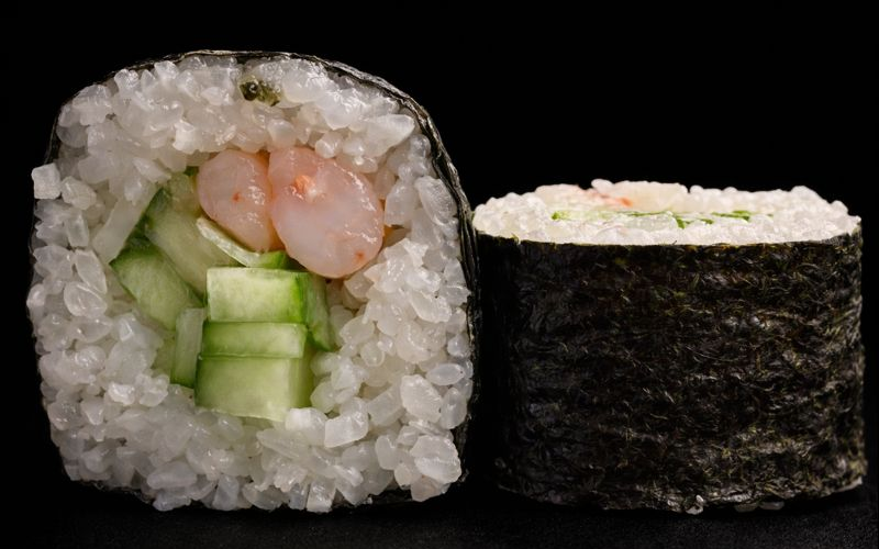 Маки с креветкой и огурцом без сыра